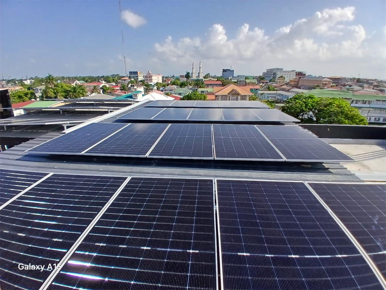 Sistema híbrido de 25 kW en Guyana